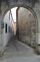 Vista de rua estreita através do arco - Rua antiga da cidade do Porto 