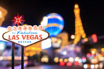 Foto op Plexiglas Beroemd Las Vegas-bord met wazig stadsgezicht © vichie81
