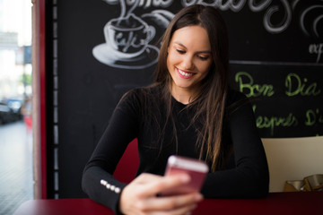 sonriente mirando su móvil