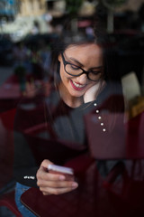 chica sonriendo con teléfono móvil