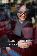 chica con movil