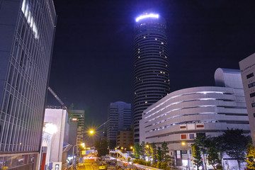 夜の新横浜駅前の風景
