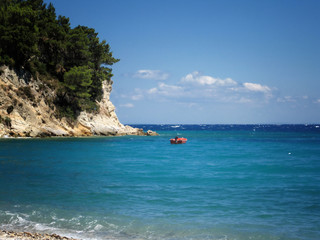 rotes Boot am Strand von Samos