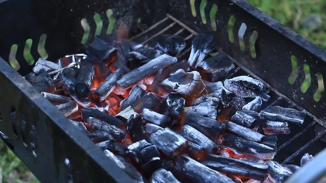 燃える炭火　バーベキュー
