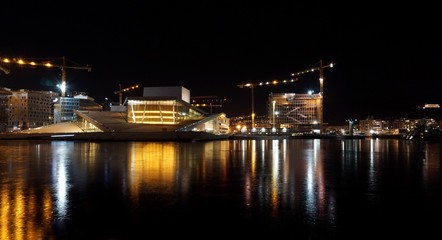 Fototapeta na wymiar Oper in Oslo bei Nacht