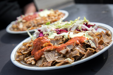 Kalb und Huhn Döner Teller mit Salat und Soße im Imbiss