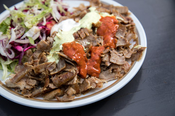 Döner Teller mit Salat, Kalbfleisch, Scharf und Kräutersoße
