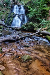 Obraz premium Wasserfall im Wald - Schweden