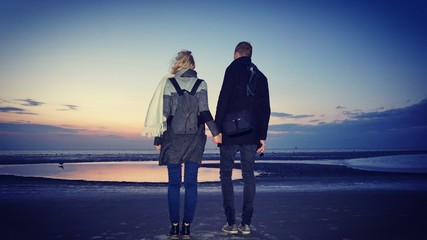 junges Paar an der Nordsee - Sonnenuntergang - Deutschland