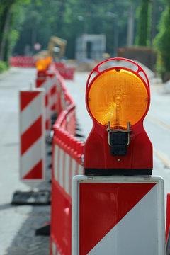 Stra&szlig;enbaustelle mit warnbake