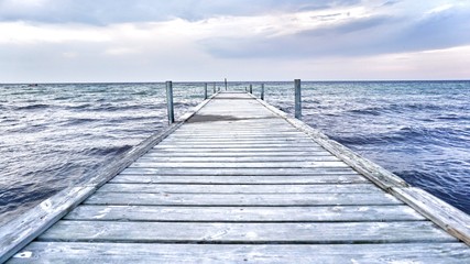 Obraz premium Wybrzeże Morza Bałtyckiego - molo do morza