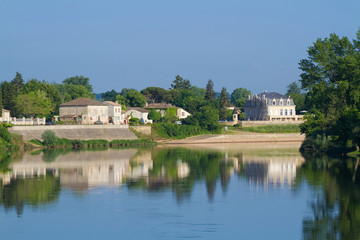 Fototapeta na wymiar Flusslandschaft in Frankreich