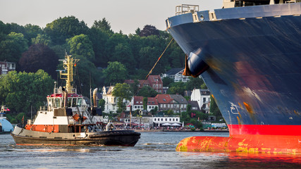 Schiffsverkehr vor Strandperle Hafen Hamburg