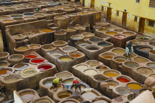 Painting the leather in Fez