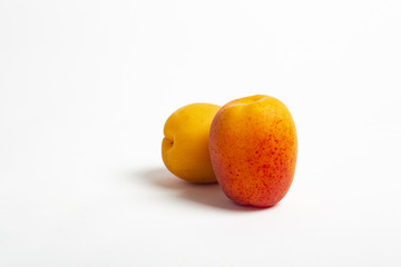 Albicocche su sfondo bianco