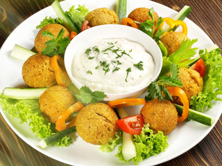 Falafel mit Joghurt-Dip