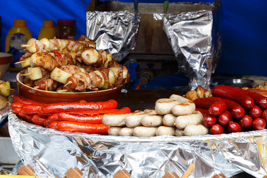 Saucisses et brochettes sur un stand de vente ambulant
