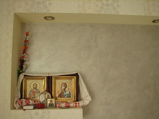 The icons in the corner of the bedroom	