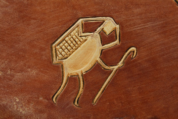 gravure indienne navajo représentant une femme portant un panier sur le dos et marchant avec une...