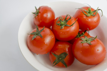 水に濡れたトマト