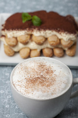Nahaufnahme von einem Cappuccino mit Tiramisu