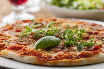 frische Kräuter auf einer Pizza