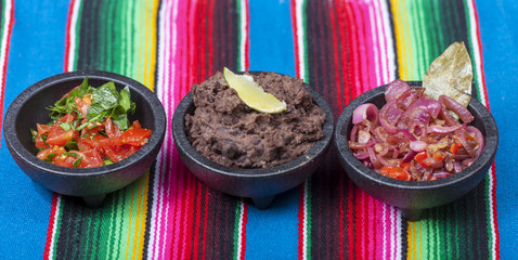 mexikanische Salsas auf einer bunten Tischdecke