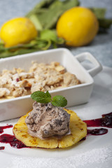 Schokoladeneis auf gegrillter Ananas