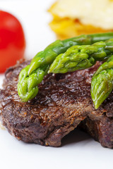 Rindersteak und grüner Spargel auf einem Teller