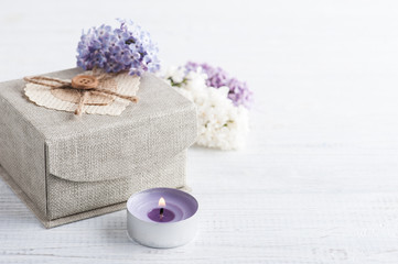 Obraz na płótnie Canvas Lilac flowers with gift box