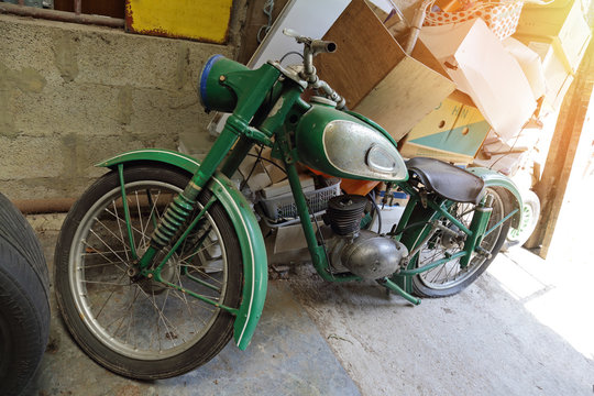 moto ancienne vintage dans garage