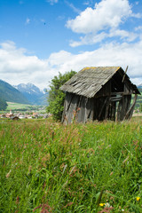 Fototapeta na wymiar schiefe kleine Hütte am Berg