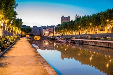Obraz premium Narbonne la nuit, Aude, Occitanie, France.