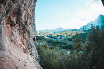 Fototapeta na wymiar A climber climbs the rock.