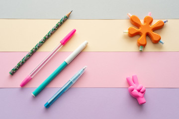 Artículos de papelería sobre una superficie de colores pastel. Flat-lay.