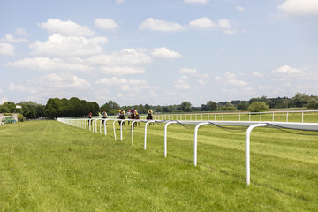 Pferdejockeys beim Rennen in Iffezheim