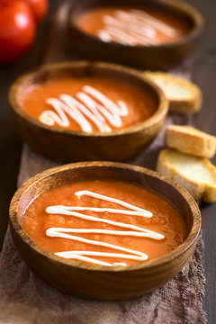 Hausgemachte frische Tomatencremesuppe in Holzschüsseln, fotografiert mit natürlichem Licht (Selektiver Fokus, Fokus in die Mitte der ersten Suppe)