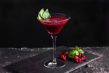 ягодный смузи из малины и черной смородины с мятой