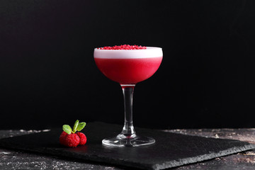 малиновый коктейль со взбитыми сливками и карамелью