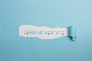 Schrift Spielverlagerung auf gerissenen Papier