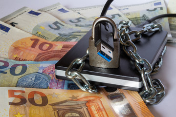 Der USB Anschluss einer Festplatte ist durch ein Schloss gesichert und die Daten können nicht...