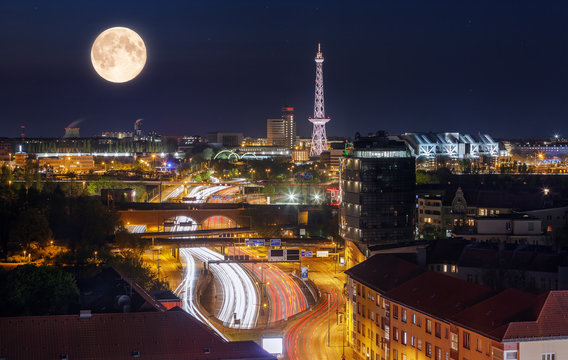Berliner Funkturm im Nacht mit Vollmund