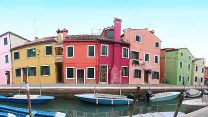 Fototapeta na wymiar Colorful Burano houses on canal