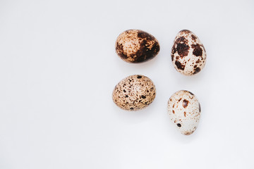 Obraz premium Fresh quail eggs on white background