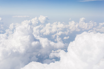 Naklejka premium Skyline View above the Clouds from Airplane