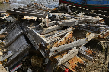 Fototapeta na wymiar Broken wooden boats in the river