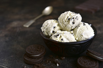 Homemade vanilla ice cream with chocolate and cookies. - obrazy, fototapety, plakaty