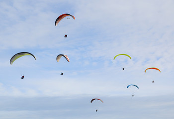 paracaidistas en grupo cayenddo del cielo