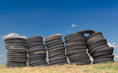 Obraz premium Wheel of old motorcycle tires with skies.