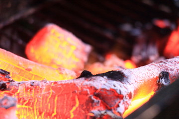 燃える炭火　バーベキューコンロ